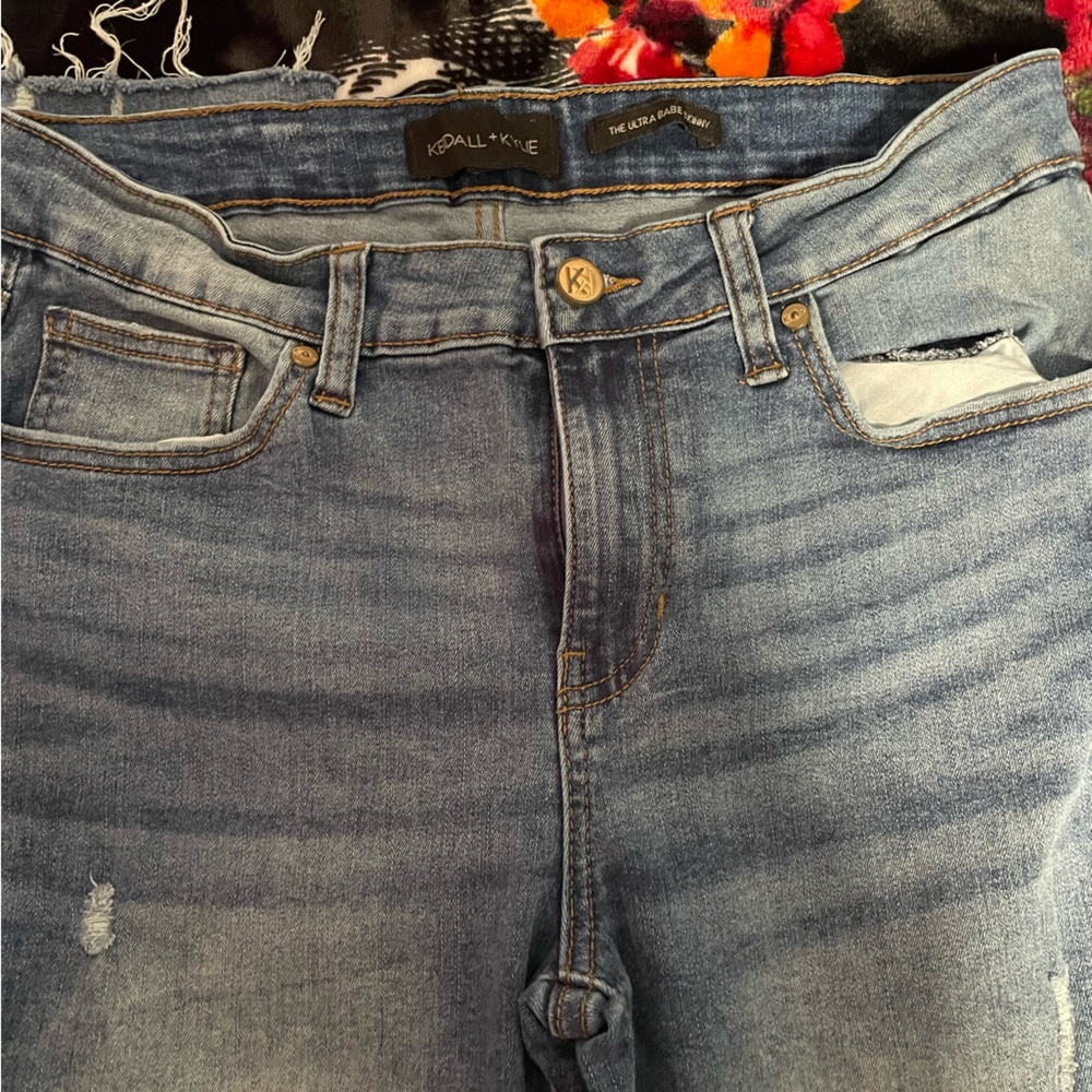 Im selling this really comfortable Kendall and Kylie jeans - Picture 1 of 2